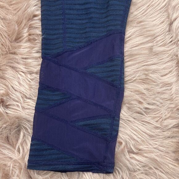Athleta Jacquard Mantra High Waisted Mesh Detail Capri Legging Navy Blue Stripe - Picture 5 of 12
